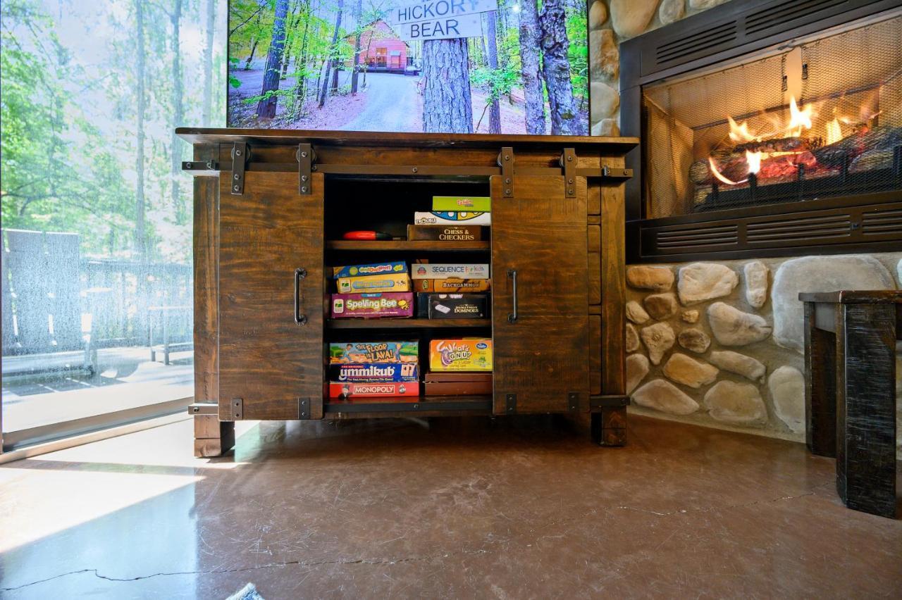 Hickory Bear - Cabin Surrounded By Pines, Sleeps 10, Hot Tub, Fire Pit, Arcade, Foosball Table & Deck Slide Broken Bow Eksteriør bilde