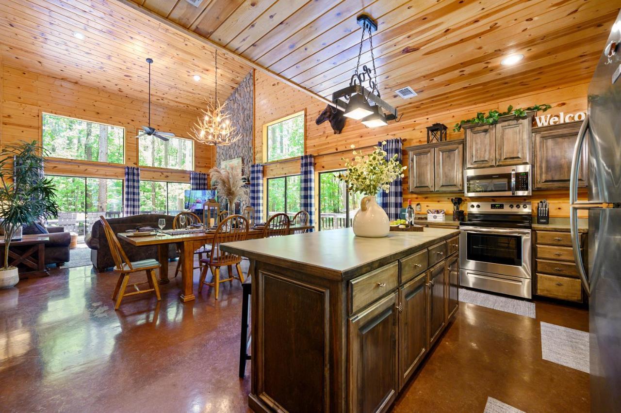 Hickory Bear - Cabin Surrounded By Pines, Sleeps 10, Hot Tub, Fire Pit, Arcade, Foosball Table & Deck Slide Broken Bow Eksteriør bilde