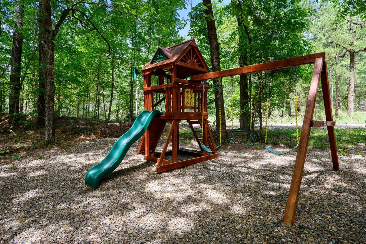 Hickory Bear - Cabin Surrounded By Pines, Sleeps 10, Hot Tub, Fire Pit, Arcade, Foosball Table & Deck Slide Broken Bow Eksteriør bilde