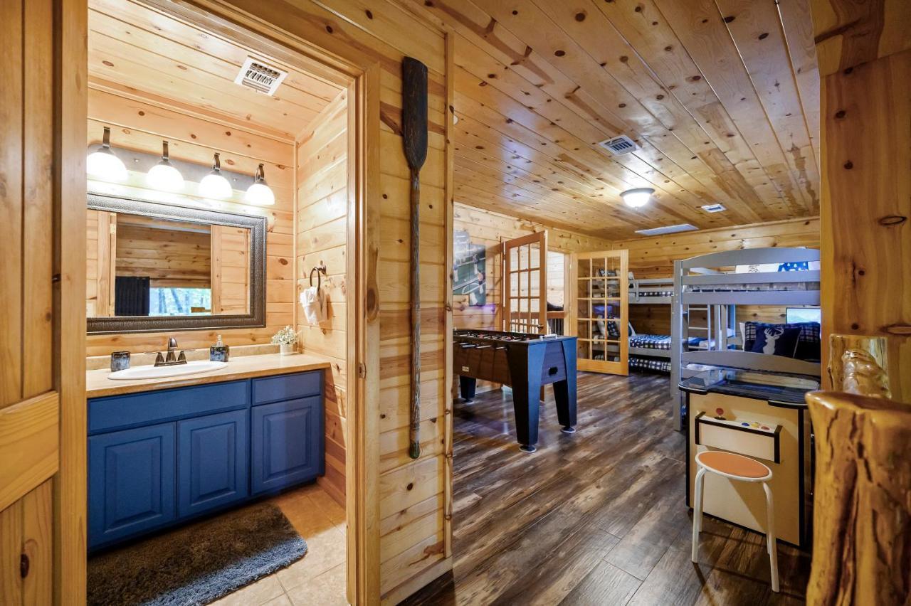 Hickory Bear - Cabin Surrounded By Pines, Sleeps 10, Hot Tub, Fire Pit, Arcade, Foosball Table & Deck Slide Broken Bow Eksteriør bilde