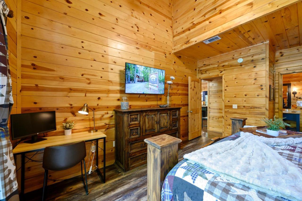 Hickory Bear - Cabin Surrounded By Pines, Sleeps 10, Hot Tub, Fire Pit, Arcade, Foosball Table & Deck Slide Broken Bow Eksteriør bilde
