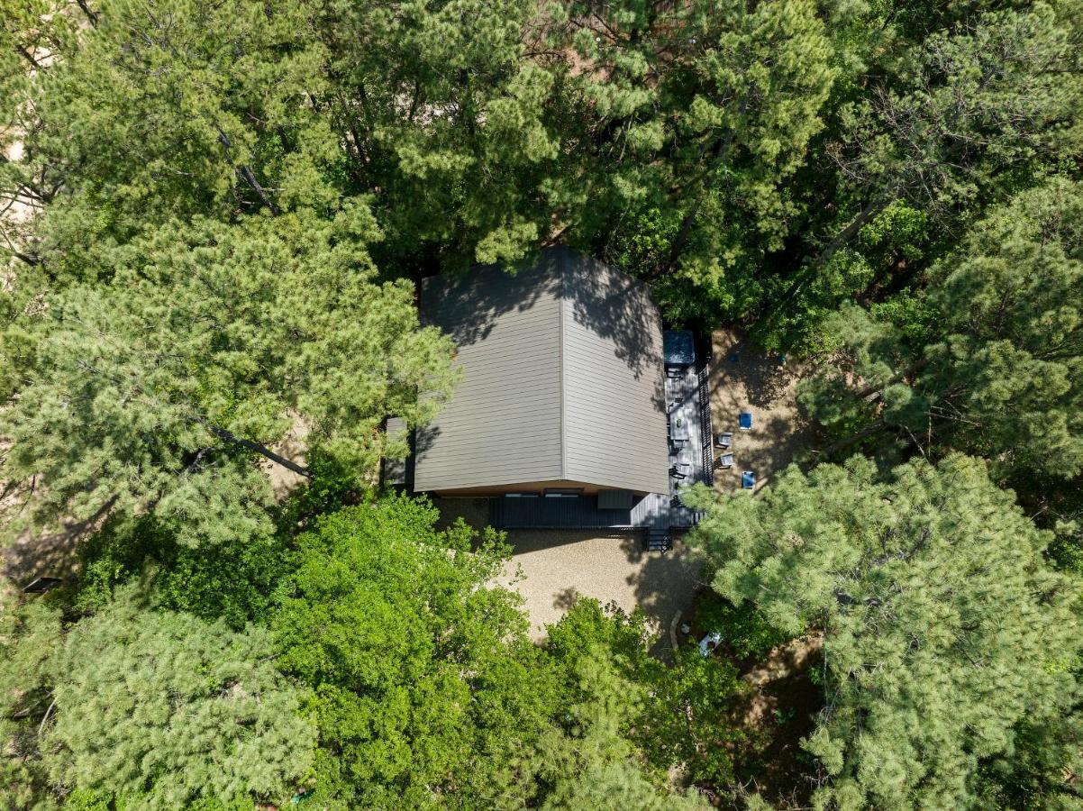 Hickory Bear - Cabin Surrounded By Pines, Sleeps 10, Hot Tub, Fire Pit, Arcade, Foosball Table & Deck Slide Broken Bow Eksteriør bilde